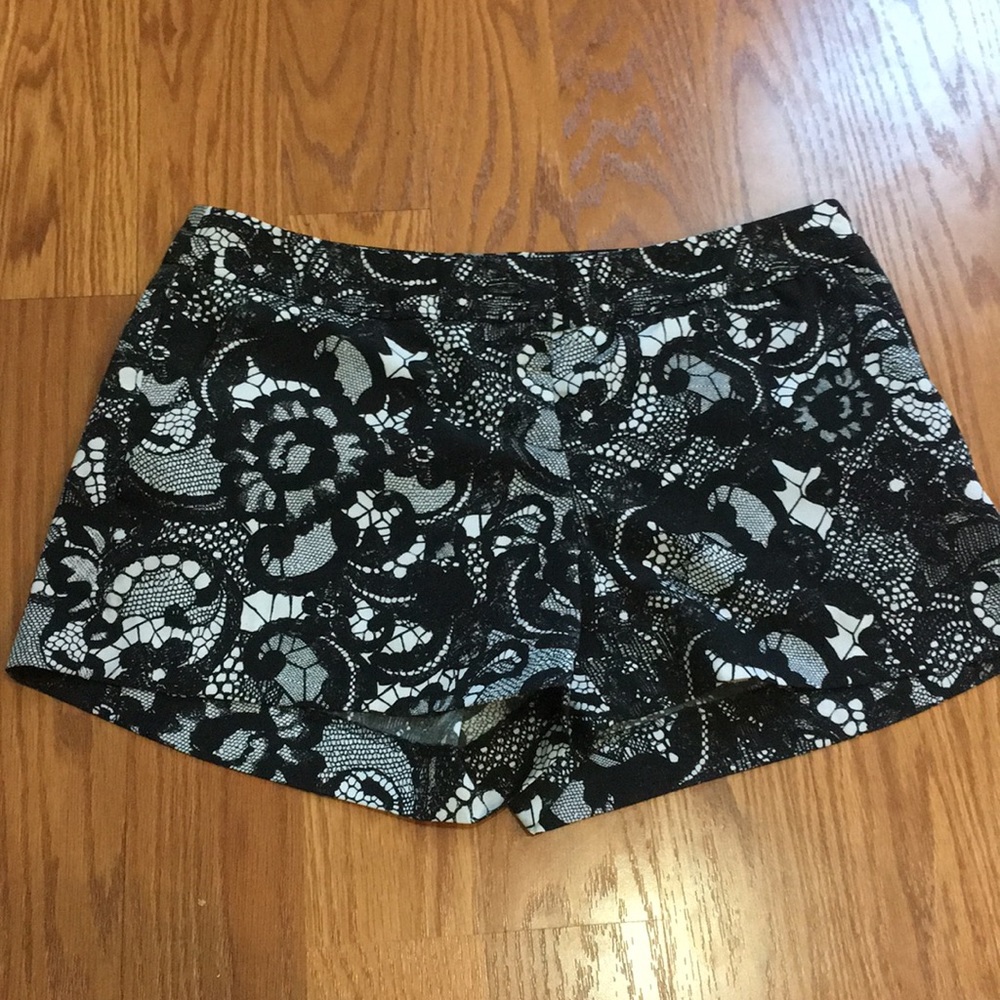 Like new lace print shorts